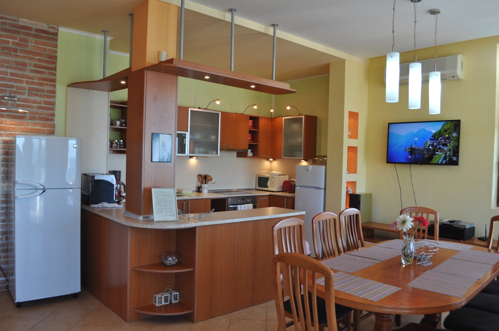 7_Kitchen_and_dining_area.JPG